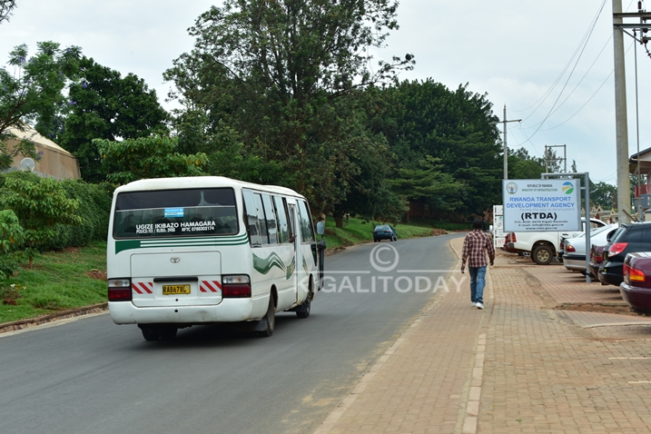 Imodoka igiye gufata umugenzi imbere y'inyubako RTDA ikoreramo.