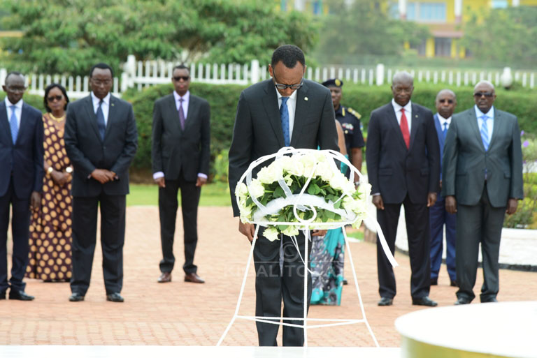 Perezida Kagame yunamiye Intwari ziruhukiye ku Gicumbi cy