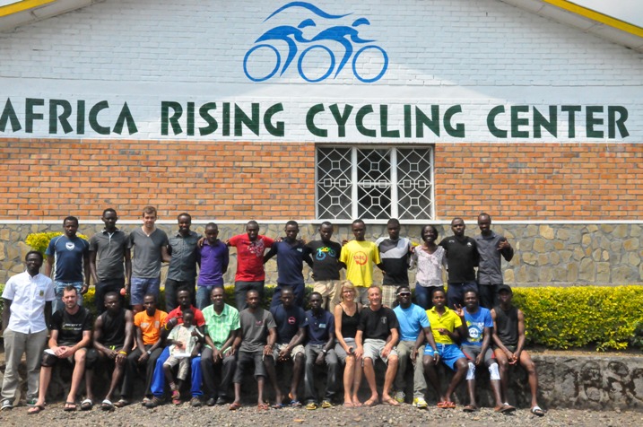 Abanyamakuru hamwe n'abakinnyi mu kigo cy'imyitozo cya Musanze