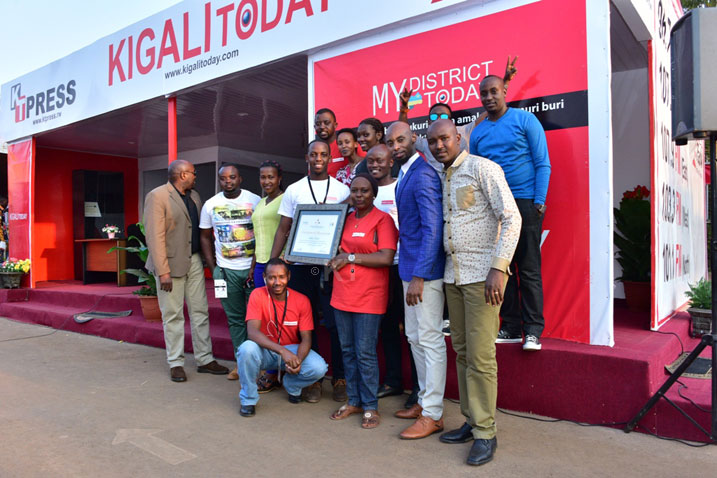 Bamwe mu bakozi ba Kigali Today bishimira icyo gihembo.