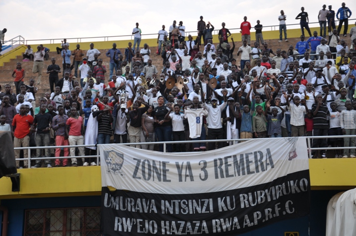 Abafana bake ba APR FC bari baje ku kibuga bishimiye intsinzi nyuma y'umukino