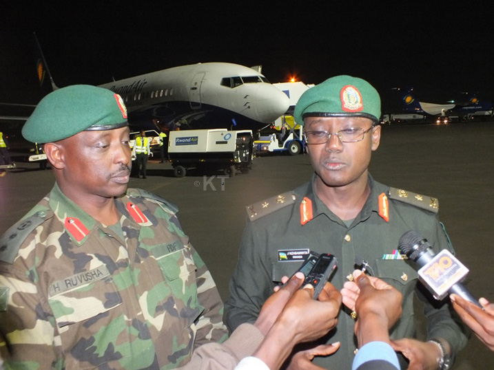 Col. Happy Ruvusha iburyo wari uyoboye izo ngabo na Brig. Gen Nzabamwita umuvugizi w'ingabo mu kiganiro n'abanyamakuru
