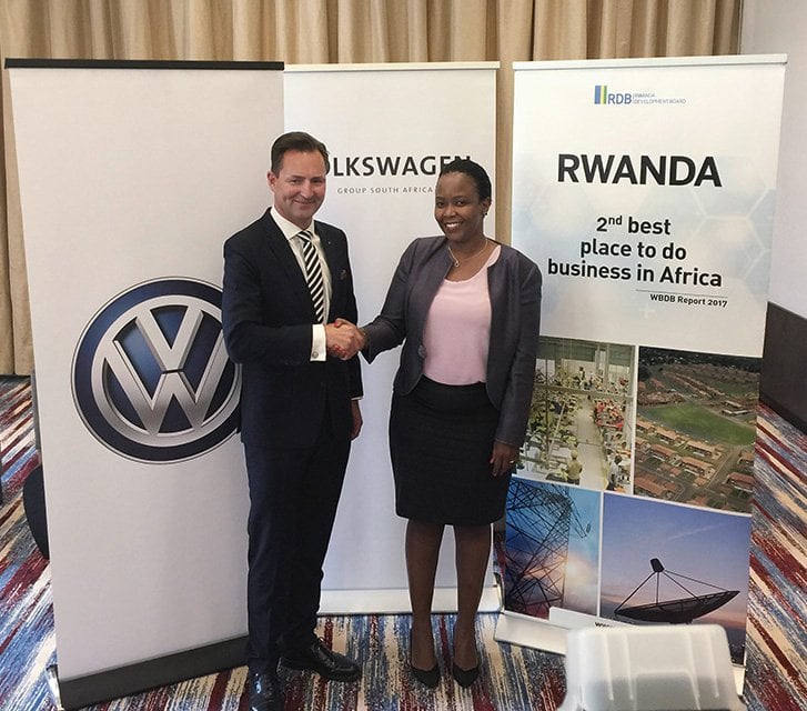 Thomas Schaffer uhagarariye Volkswagen muri Afurika y'Epfo na Clare Akamanzi uhagarariye RDB bamaze gusinya amasezerano y'uko VW izatangira gukorera mu Rwanda