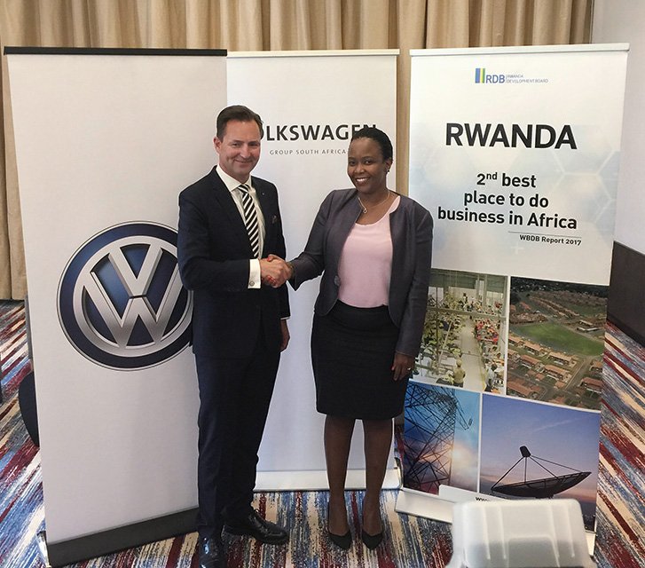 Thomas Schaffer uhagarariye Volkswagen muri Afurika y'Epfo na Clare Akamanzi uhagarariye RDB bamaze gusinya amasezerano y'uko VW izatangira gukorera mu Rwanda