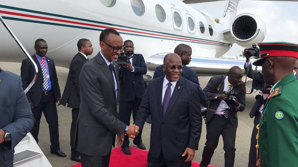 Perezida Kagame akigera ku kibuga cy