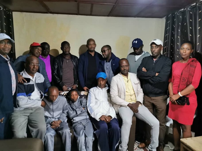 Dudu na Fille (bicaye imbere hagati bambaye imyenda isa) bakomeje kwerekwa urukundo n'abantu batandukanye