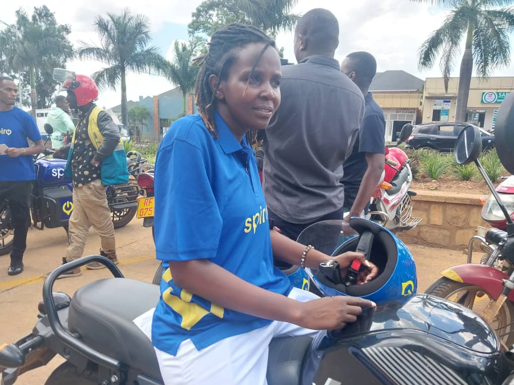 Dusengimana Branche umaze imyaka ibiri atwara moto y'amashanyarazi avuga ko imuha inyungu nyinshi agereranyije na mbere agitwara iyakoreshaga lisansi