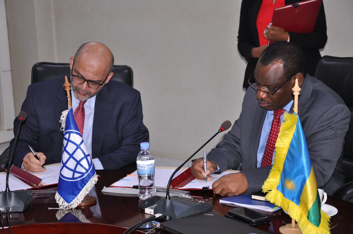 Uhagarariye Banki y'Isi mu Rwanda Yasser El-Gammal na Minisitiri Amb. Gatete Claver nibo bashyize umukono kuri aya masezerano