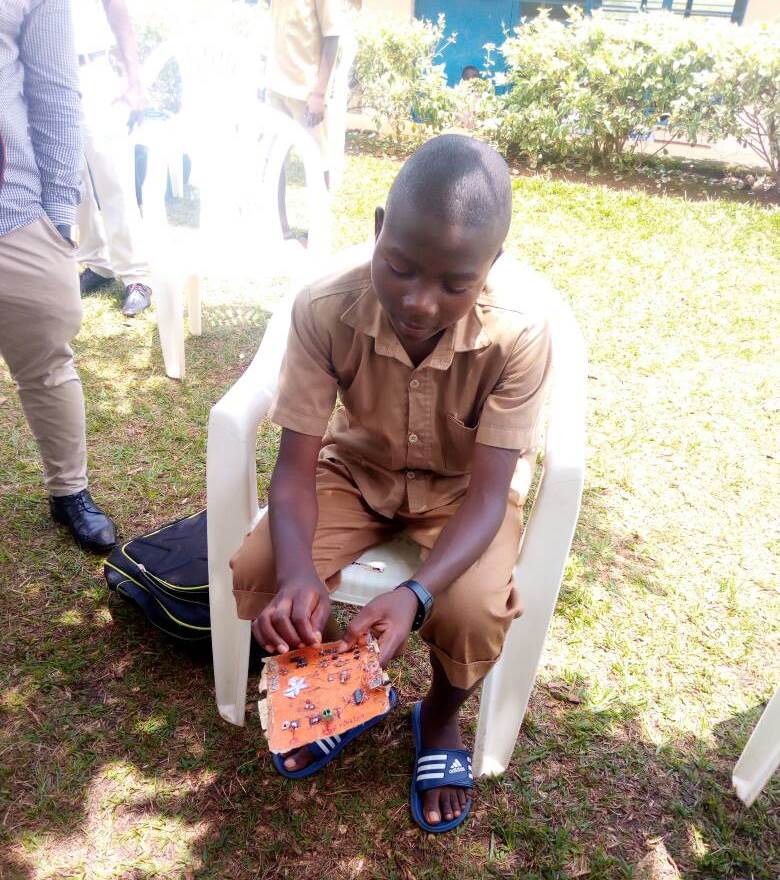 Turikumana yerekana uko yaterateranyije ibyuma byavuyemo radiyo ivuga