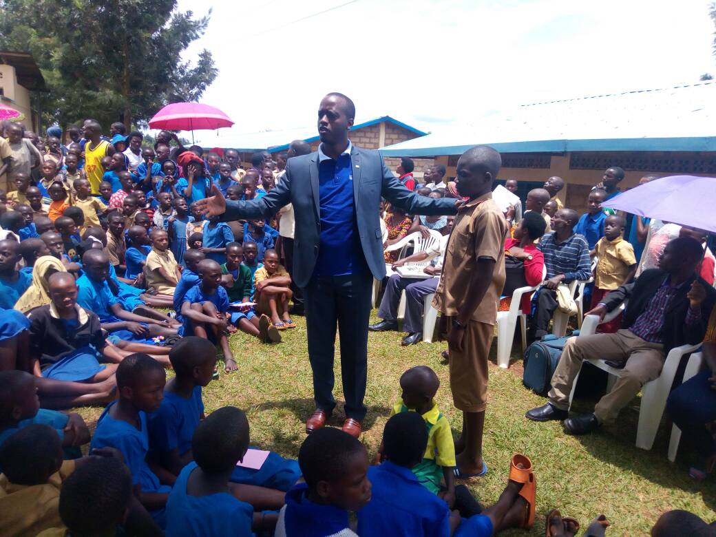 Umuyobozi wa BK TechHouse Regis Mugema yashimiye Turikumana imbere y'abandi banyeshuri bose