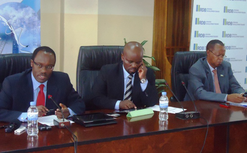 Ministiri Nsengimana ushinzwe Ikoranabuhanga, hagati y'umuyobozi w'umujyi wa Kigali n'uw'Inama Njyanama atangiza progaramu ya e-Imboni.