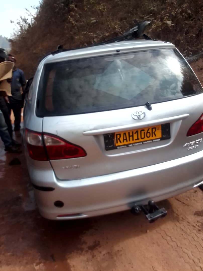 Iyi modoka yagonze igiti ubwo yari mu muhanda w'itaka iva Kinyababa yerekeza Kidaho