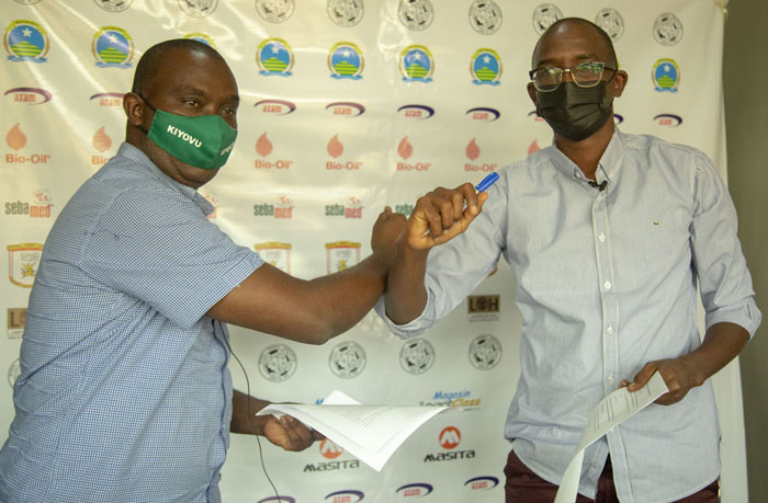 Haringingo Francis na Perezida wa Kiyovu Sports nyuma yo gusinya amasezerano