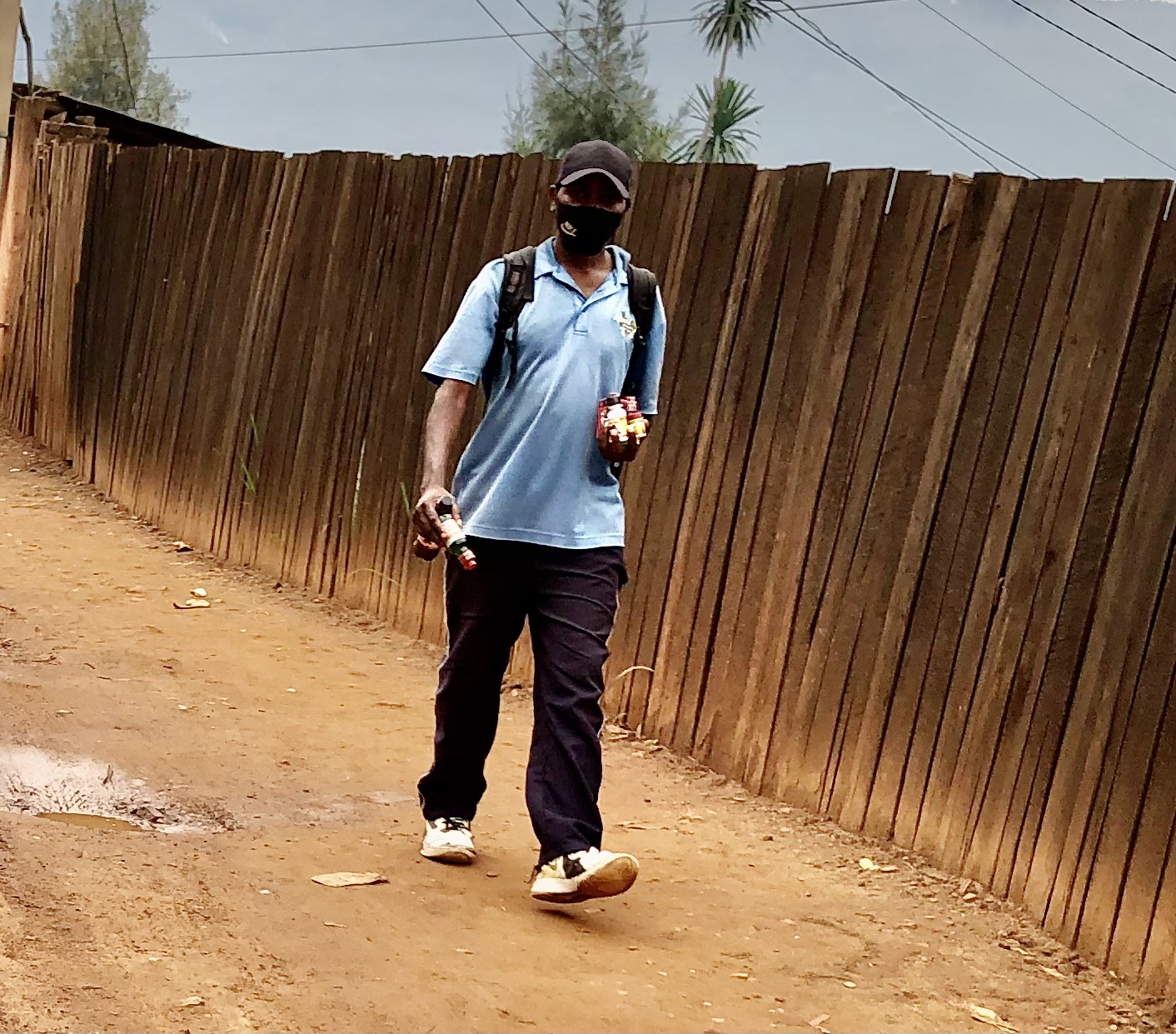 Uyu ni umuzunguzayi w'imiti gakondo, nawe ngo ari muri serivisi z'ubuvuzi zemerewe gukora 