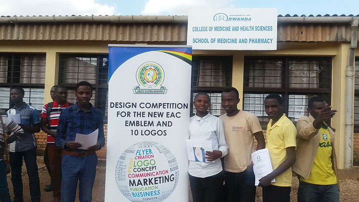 Bamwe mu banyeshuri bo muri UR Huye bari bitabiriye igikorwa cyo gutangiza amarushanwa yo gukora ibirango bya EAC