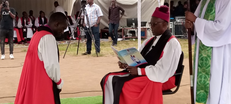 Musenyeri Dr. Laurent Mbanda, yimika Mgr Vincent Habinfura