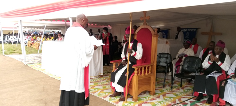 Musenyeri Habimfura yamaze kwimikwa hanyuma anicazwa mu ntebe y'ubushumba