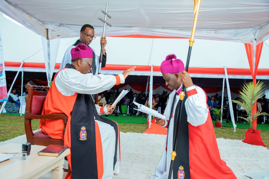 Musenyeri Kabayiza yashyikirijwe inkoni y'Ubushumba