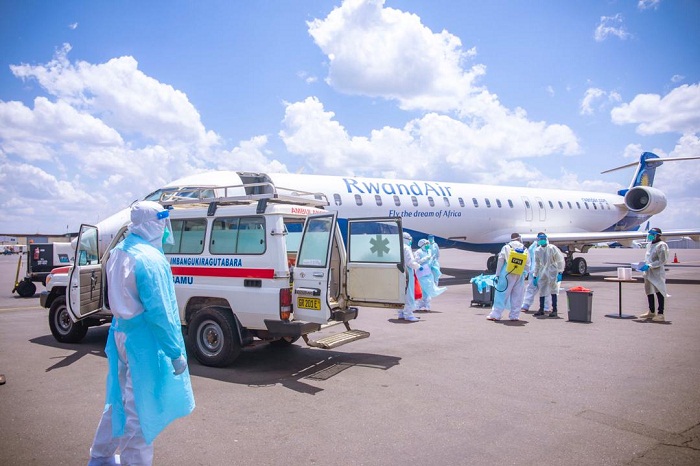 Barimo berekana uko basuzuma abavuye mu ndege