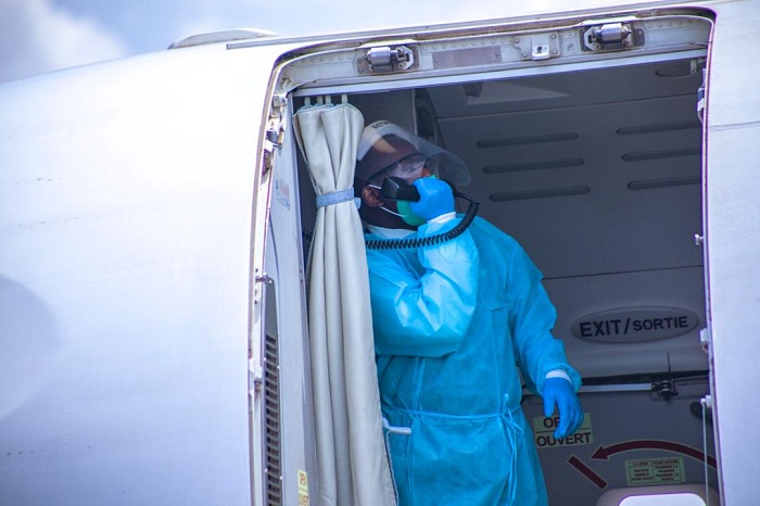 Umuganga wita ku barwayi aba arimo akorana bya hafi n'abagomba kumufasha anatanga amakuru