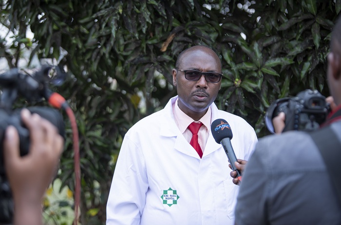 Dr Nkusi Kagabe Emmy ukuriye abaganga mu bitaro byitiriwe Umwami Faisal