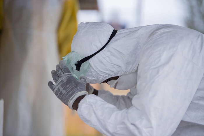 Nyuma yo kwita ku murwayi, bakuramo imyenda bitonze kugira ngo batandura