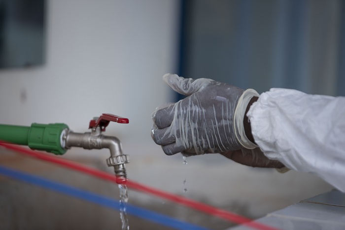 Uyu muganga arimo gukaraba umuti wabugenewe kugira ngo abone uko asubira mu kazi ke gasanzwe 