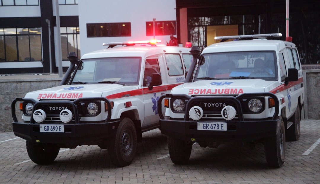 Ambulance ebyiri zamaze gushyikirizwa ibigo nderabuzima