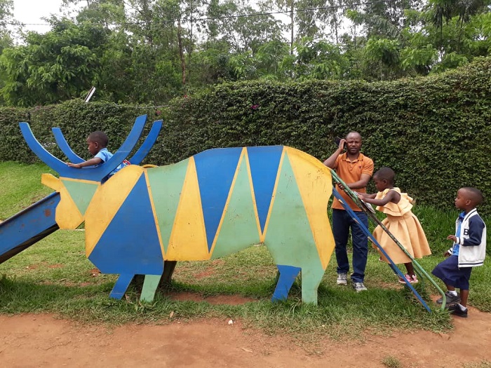 Jean Massion uyobora ECD Nyarugunga ari kumwe n'abana baharererwa