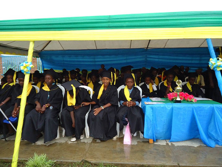 EP Etoile yatanze impamyabumenyi ku bana bayirangijemo mu mashuri abanza.