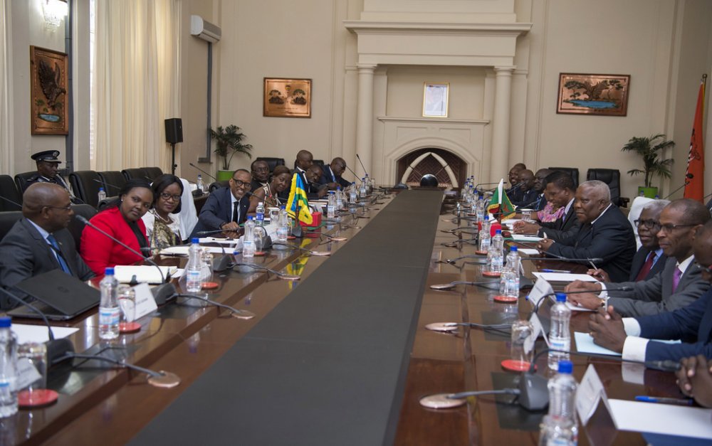 Ibiganiro byitabiriwe n'abayobozi batandukanye mu bihugu byombi