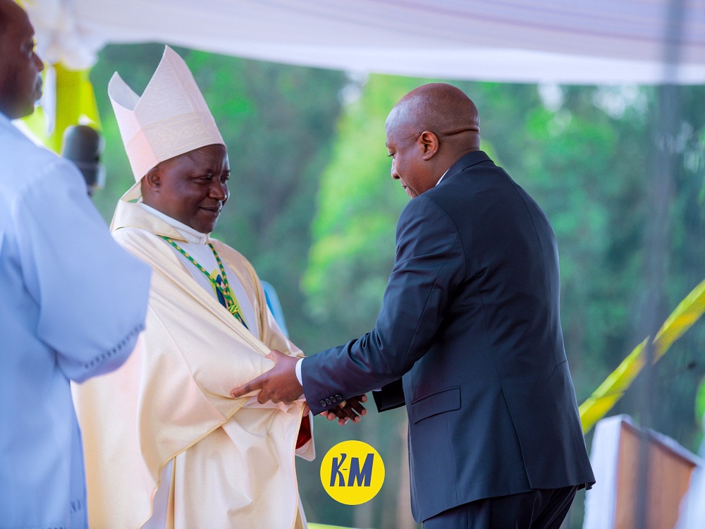 Minisitiri w'Intebe, Dr. Edouard Ngirente, asuhuzanya na Musenyeri Balthazar Ntivuguruzwa