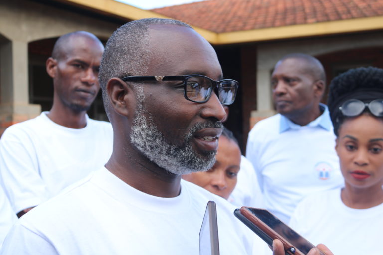 Edward Mubalaka, ukuriye itsinda ry'abahaye ifunguro abarwayi