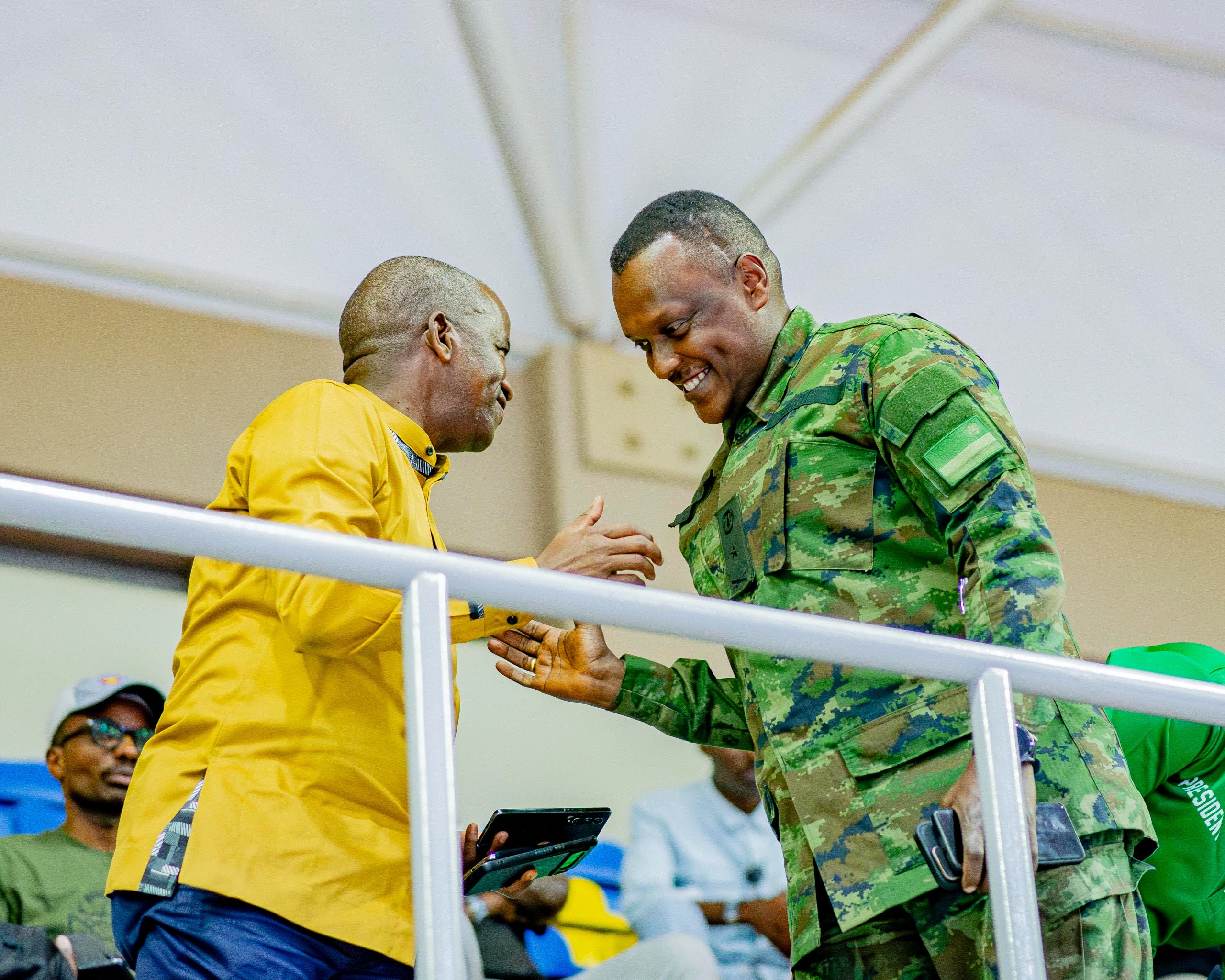 Umugaba w'Ingabo zirwanira Ku Butaka Maj Gen Vincent Nyakarundi n'umuvugizi w'ingabo z'u rwanda Umuvugizi w'Ingabo z'u Rwanda, Brig Gen Ronald Rwivanga barebye iyi mikino