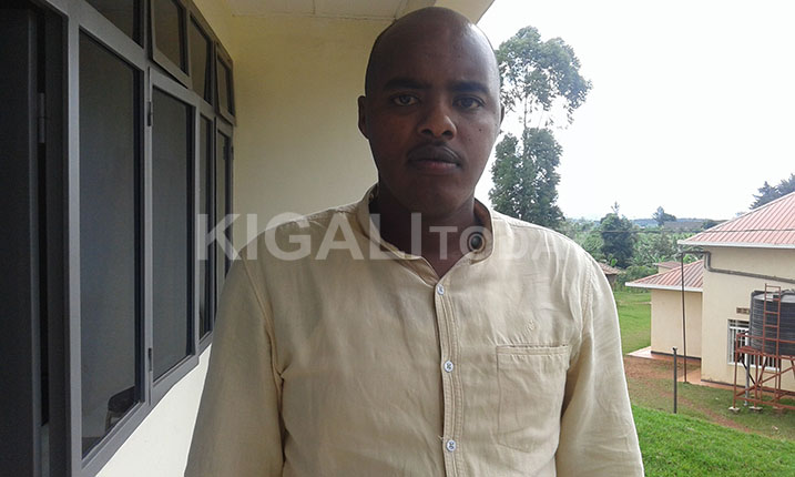 Gatari arasaba abahinzi kubahiriza amasezerano bakishyura ifumbire.