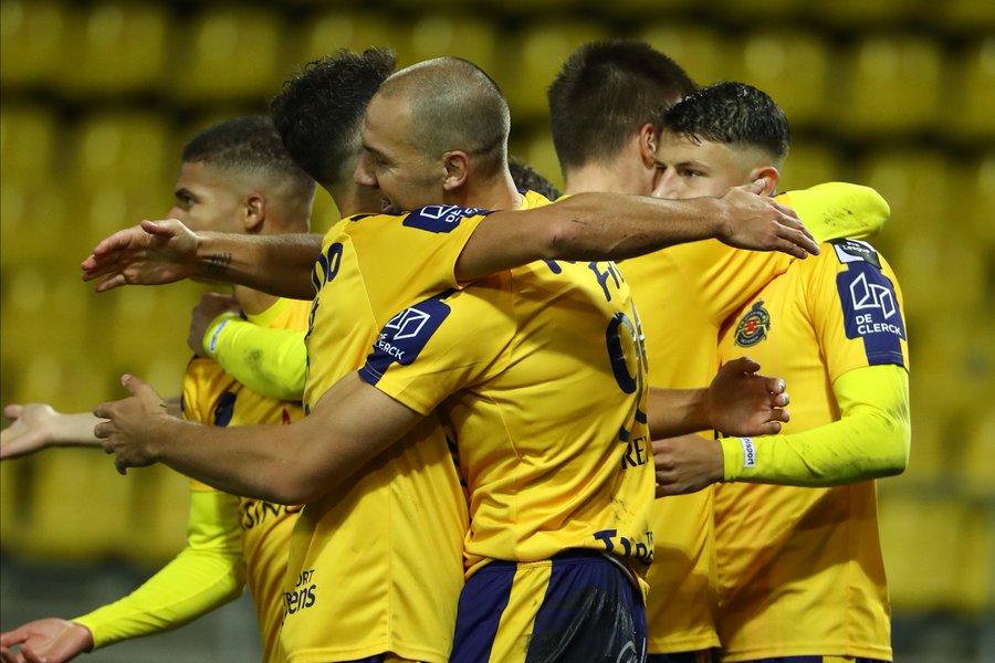 Abakinnyi barindwi ba Waasland-Beveren babasanzemo COVID19