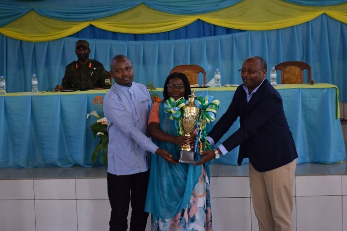 Meya wa Gakenke na Visi Meya ushinzwe iterambere ry'ubukungu bashyikirizwa igihembo na Guverineri Nyirarugero Dancille (uri hagati) nyuma yo kwesa umuhigo wa Ejo heza aho Akarere kaje ku mwanya wa mbere mu Gihugu