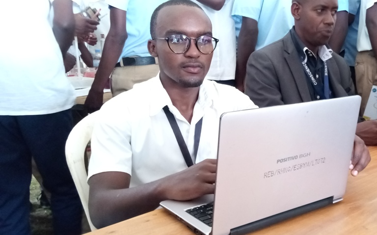 Christian Habimana Ingabire ari mu bakoze urubuga rwafasha abantu kwiyungura ubumenyi batagiye mu ishuri