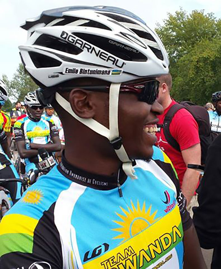 Bintunimana yari afite akanyamuneza nyuma yo kwanikira abandi.