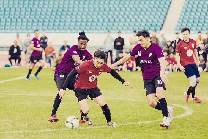 Emile Bikorabagabo (ubanza ibumoso) ari kwiga mu mwaka wa gatatu