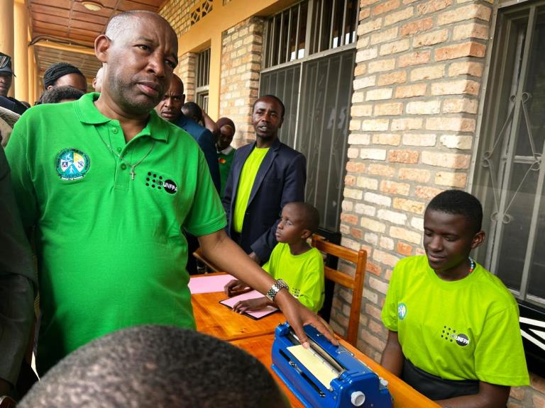 Emmanuel Ndayisaba, umunyamabanga nshingwabikorwa w'inama y'Igihugu y'abafite ubumuga avuga ko n'imashini zicapa ibyamaze kwandikwa mu nyandiko abatabona babasha gusoma zigenda gahoro