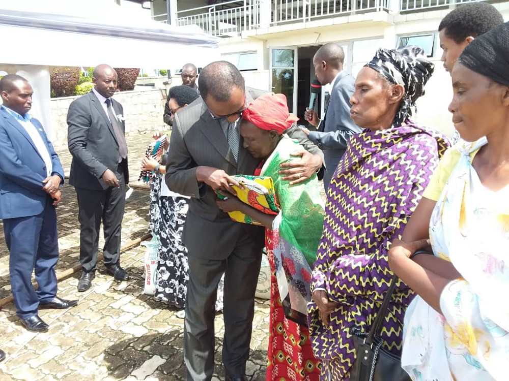 Uyu mubyeyi urimo kwakira igitenge, agiherejwe n