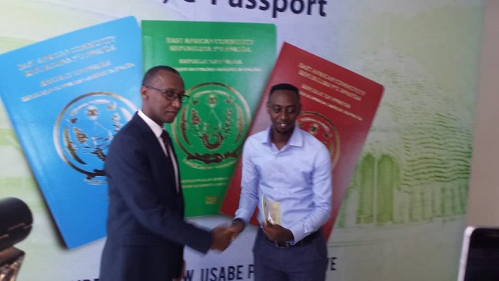 Enock Niyonzima ashyikirizwa pasiporo ye