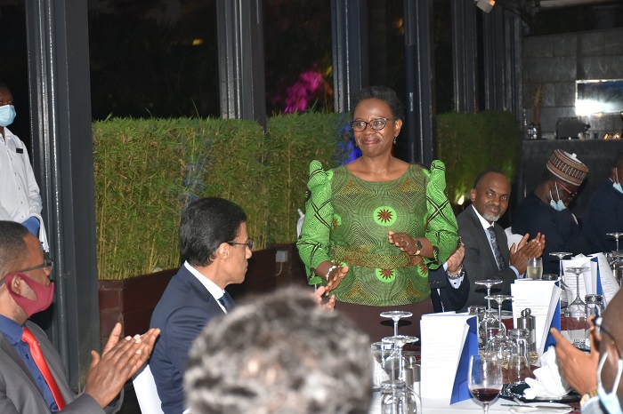 Dr Monique Nsanzabaganwa (uhagaze), yatanzweho umukandida w