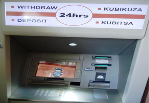 Icyuma cya Equity Bank, abakiriya babitsa bakanabikuzaho amafaranga.