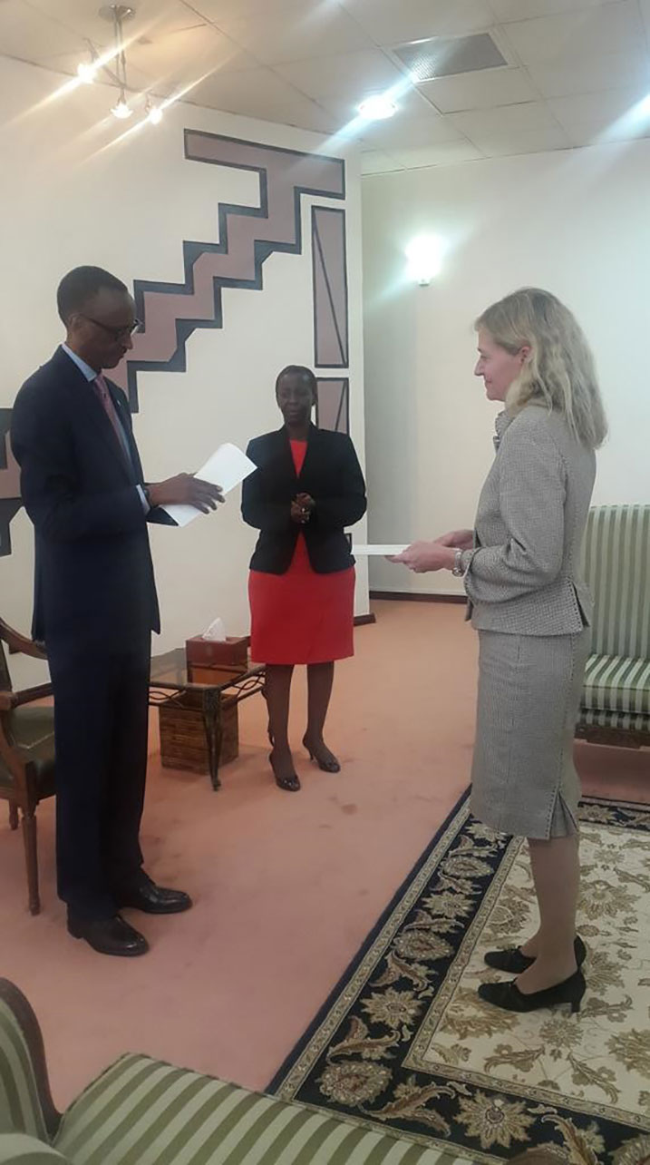 Eric Barks Ruggles ashyikiriza Perezida Kagame ibyangombwa bimwemerera guhagararira igihugu cye mu Rwanda.