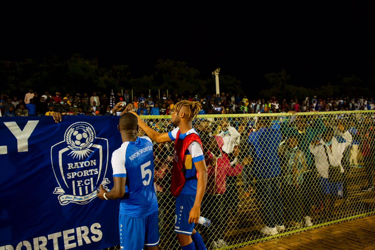 Essomba Willy Onana yahawe amafaranga n'abafana