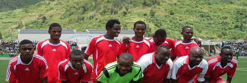 Bamwe mu bakinnyi ba Etincelles babanzaga mu kibuga muri Mutarama 2012.