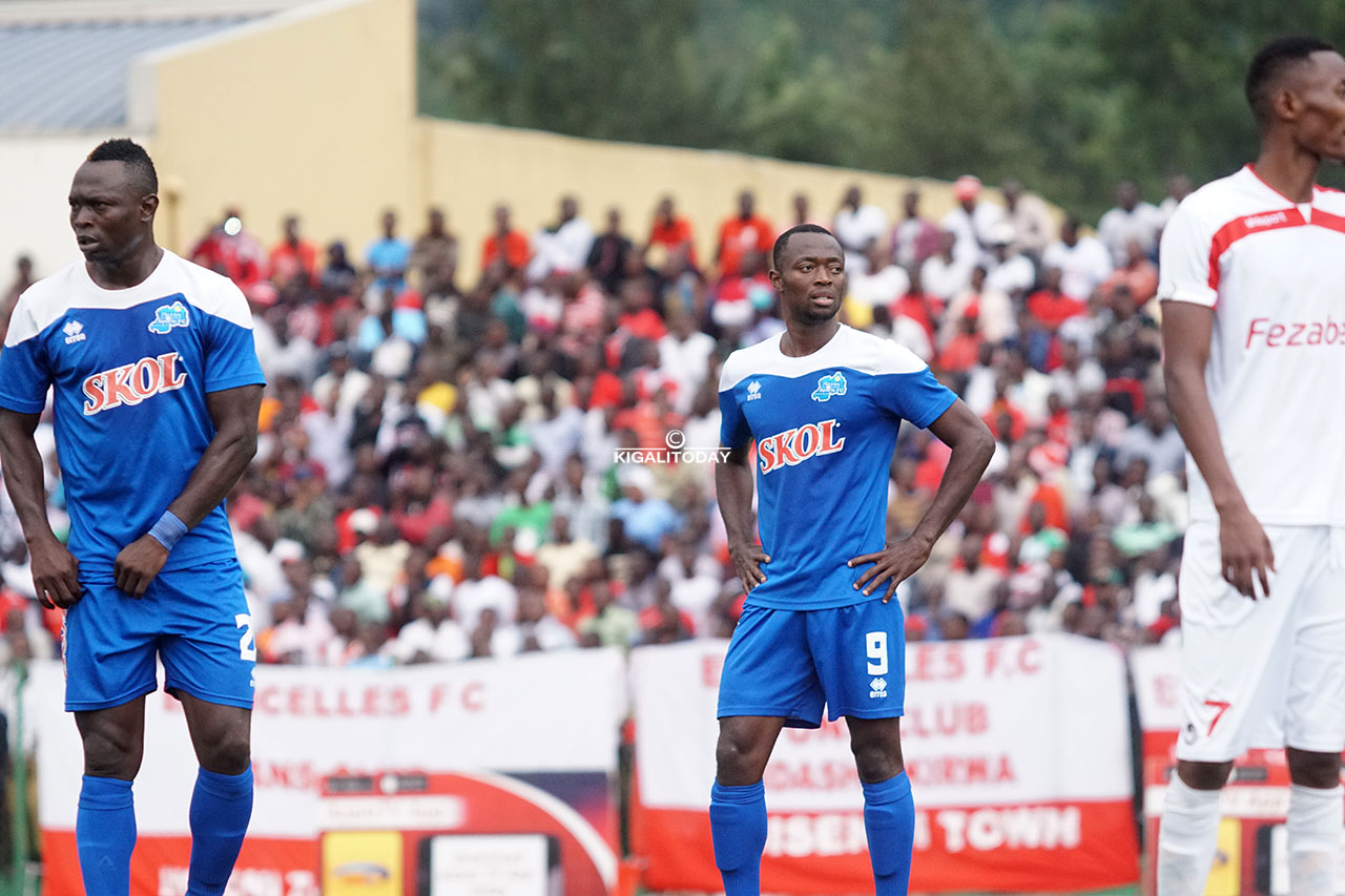 Ismaila Diarra yinjiye mu kibuga ajya gufatanya ubusatirizi na Christ Mbondi