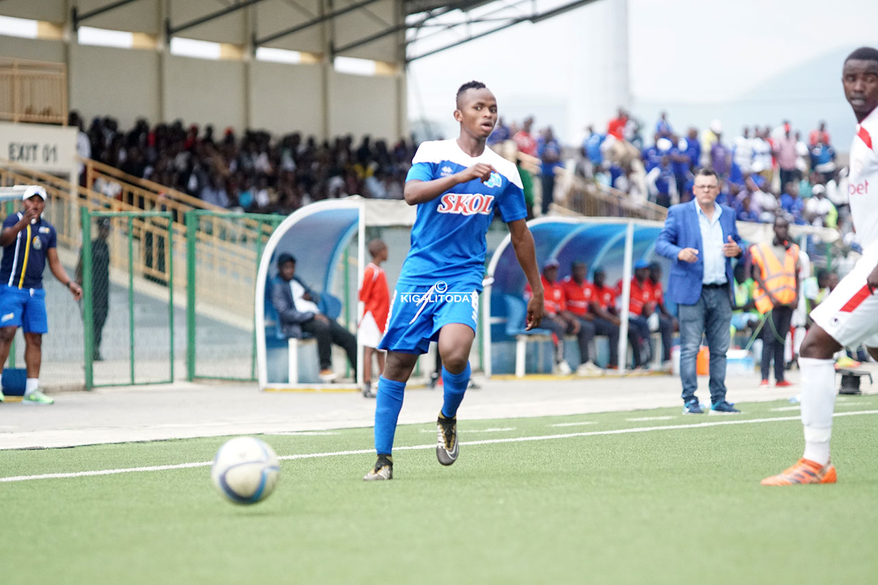 Muhire Kevin atanga umupira atahareba